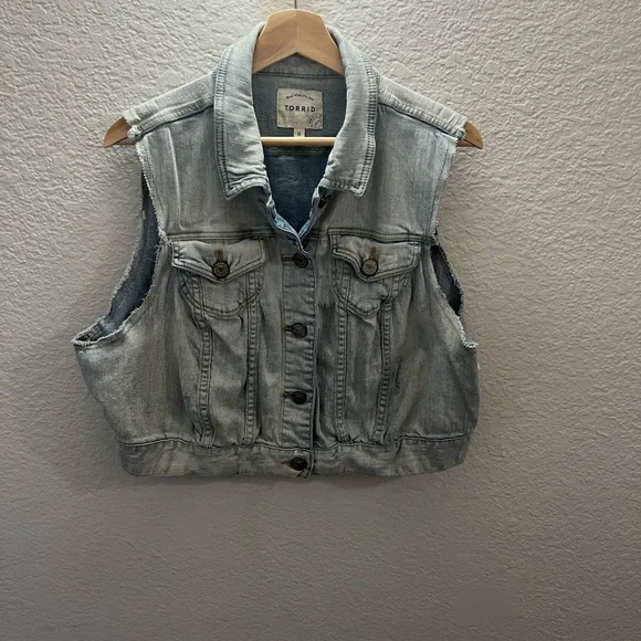 Torrid Metal Studded Skull Distressed Denim Biker Vest Stretch Outdoor Women's 0 - Picture 2 of 8